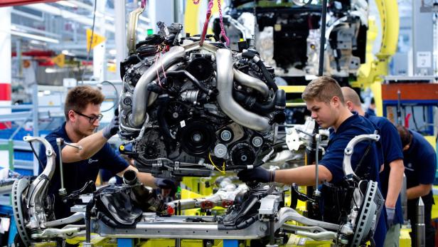 Diese jungen Männer im Daimler-Werk in Sindelfingen dürften auf keiner Terrorliste vorkommen - ihren Job wären sie ansonsten los.