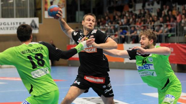 Ein Handballspieler wirft den Ball während eines Spiels.