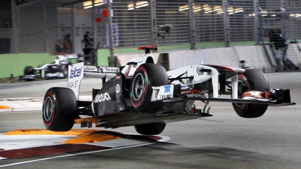 68 Einem KURIER-Reporter (Name der Redaktion bekannt) wird beim Grand Prix in Singapur, der sichersten Stadt der Welt, die Geldtasche gestohlen.