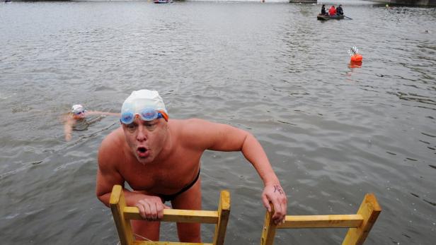 Hartgesottene Prager Winterschwimmer