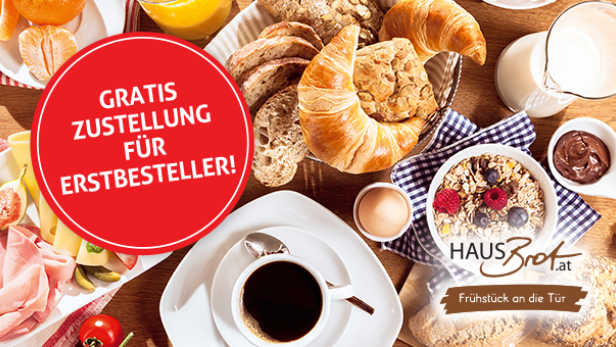 Ein Frühstückstisch mit Croissants, Brot, Müsli, Obst, Kaffee und Aufschnitt von Hausbrot.at.