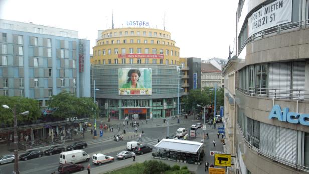 Blick auf den Hohen Markt in Wien mit dem Lastenstraße-Gebäude.