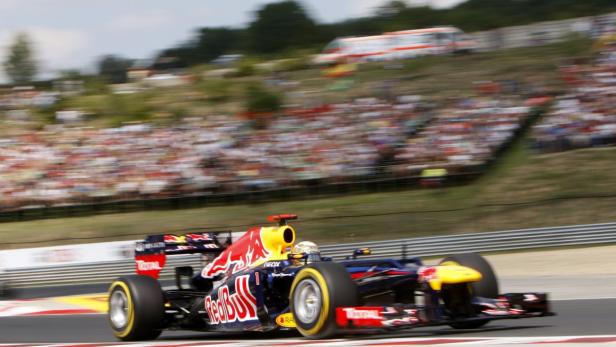 Red Bull Formula One driver Sebastian Vettel of Germany takes a curve on his way to qualifying in third position for the Hungarian F1 Grand Prix at the Hungaroring circuit near Budapest July 28, 2012. REUTERS/Bernadett Szabo (HUNGARY - Tags: SPORT MOTORSPORT F1)