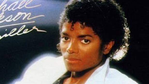 Ein Porträt von Michael Jackson vor dem Cover seines Albums „Thriller“.