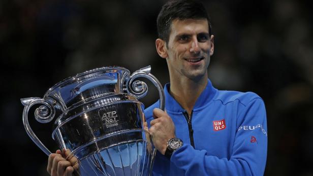 Novak Đoković posiert mit der ATP-Trophäe.