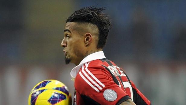 AC Milan&#039;s Kevin-Prince Boateng controls the ball during their Italian Serie A soccer match against Parma at the San Siro stadium in Milan February 15, 2013. REUTERS/Giorgio Perottino (ITALY - Tags: SPORT SOCCER)