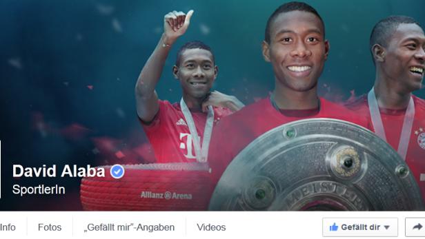 David Alaba, ein Fußballspieler, posiert mit der Meisterschale vor der Allianz Arena.