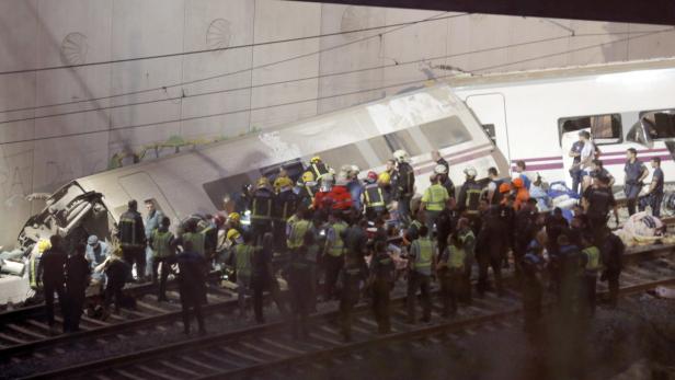 Ein Zugunglück mit Rettungskräften vor Ort.