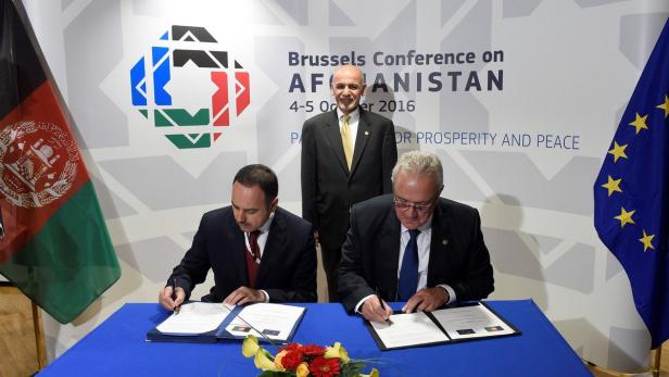 Zwei Männer unterzeichnen ein Abkommen bei der Brüssel-Konferenz über Afghanistan 2016.