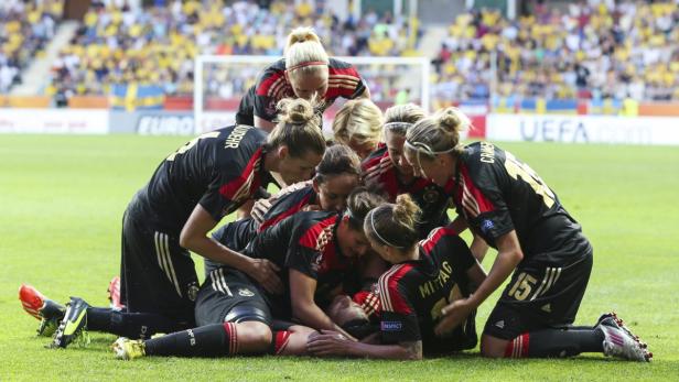 epa03799922 Germany&#039;s Dzsenifer Marozsan (bottom, facing up) is mobbed by team mates after scoring the 1-0 lead during the UEFA Women EURO 2013 semi final between Sweden and Germany at Gamla Ullevi in Goteborg, Sweden, on July 24, 2013. EPA/BJORN LARSSON ROSVALL SWEDEN OUT