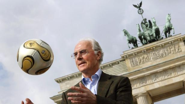 Franz Beckenbauer, oder: Eine Lichtgestalt ist ins Zwielicht geraten.