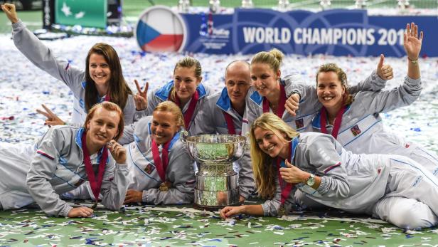 Das tschechische Fed-Cup-Team feiert mit der Trophäe den Gewinn der Weltmeisterschaft 2011.