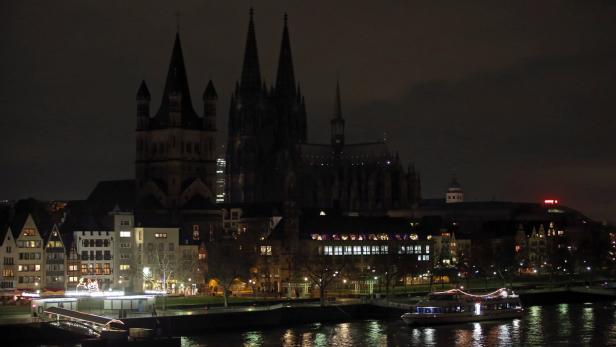 Der Kölner Dom blieb aus Protest gegen die angekündigten Pediga-Kundgebungen dunkel.