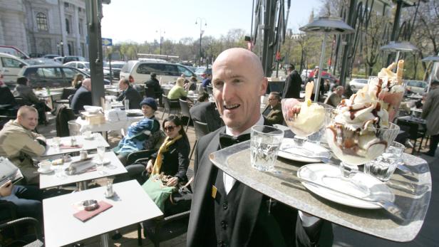 Café Landtmann, 1010 Wien Wer im Schanigarten des traditionsreichen Wiener Café Landtmann sitzt, kann Politiker und Prominenz beim &quot;Fiaker&quot; schlürfen und Apfelstrudel essen beobachten. Heizschwammerl: Ja.