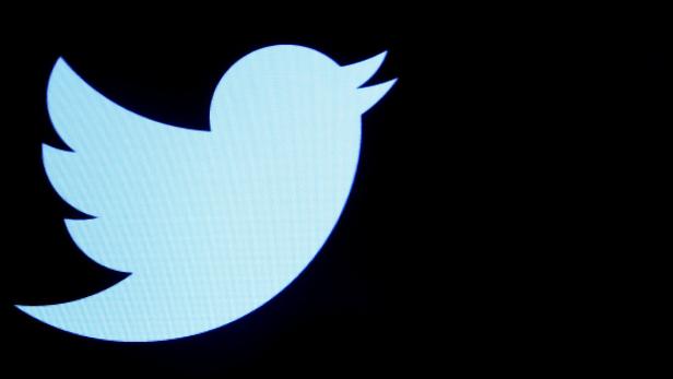 Das stilisierte, hellblaue Vogelsymbol von Twitter auf schwarzem Hintergrund.