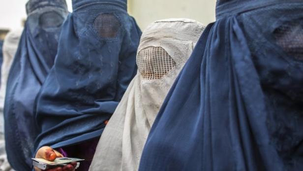 Verschleierte Frauen beim Urnengang in Mazar-i-sharif