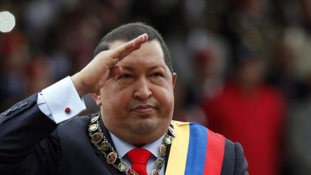 epa03596221 (FILE) A file photo dated 04 February 2012 shows Venezuelan President Hugo Chavez saluting during a military parade at Paseo de los Heroes, in downtown Caracas, Venezuela. Respiratory problems troubling Venezuelan President Hugo Chavez worsened 22 February 2013, Venezuelan Foreign Minister Elias Jaua said. Chavez is currently undergoing treatment for an unspecified form of abdominal cancer at the Military Hospital in Caracas. Venezuelan authorities said that the medical report that was issued on 21 February showed that the evolution of Chavez&#039;s respiratory problems &#039;has not been favourable, so it is still undergoing treatment.&#039; EPA/DAVID FERNANDEZ