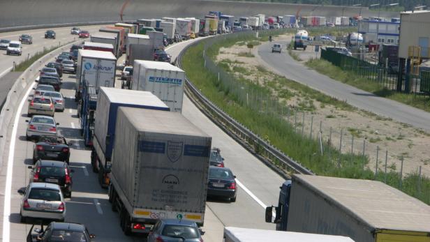 Schwechat Ostautobahn A4 Stau Lkw Verkehr Verkehrslawine Lärm Abgase Feinstaub PM10