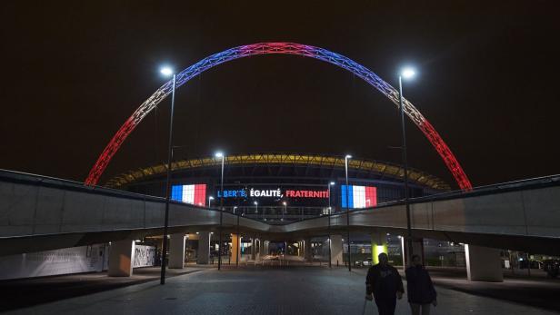 Das Wembley-Stadion in London ist in den französischen Farben ausgeleuchtet.