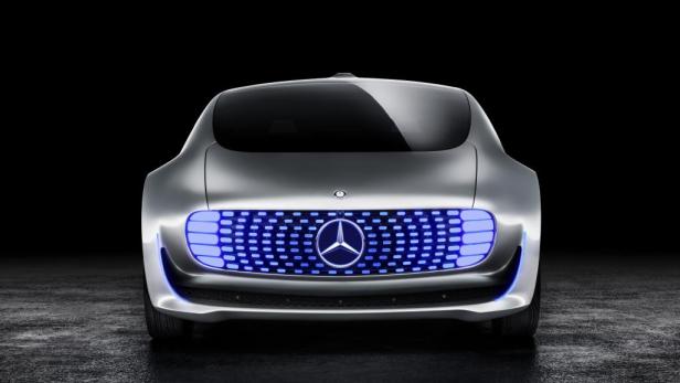 Die Rückansicht eines silbernen Mercedes-Benz-Konzeptfahrzeugs mit blauer Beleuchtung.
