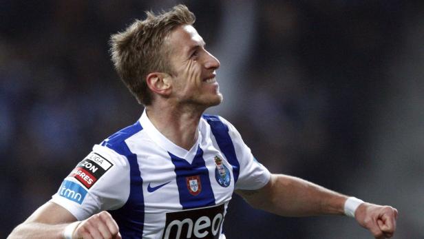 Ein Fußballspieler im Trikot des FC Porto jubelt.