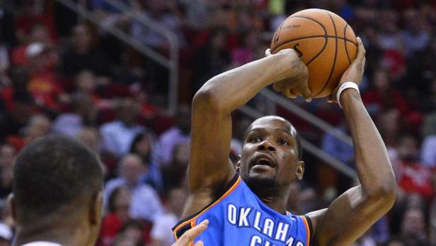 Ein Basketballspieler von Oklahoma City wirft einen Ball.