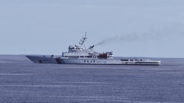 Ein Schiff der chinesischen Küstenwache fährt auf dem offenen Meer.