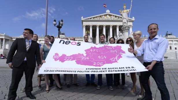 APA13853066-2 - 25072013 - WIEN - ÖSTERREICH: ZU APA-TEXT II - NEOS-Parteivorsitzender Matthias Strolz (r.) u.a. am Donnerstag, 25. Juli 2013, während einer Fotoaktion unter dem Motto &quot;Danke an alle, die durch ihre Unterschrift den bundesweiten Antritt von NEOS zur NR-Wahl möglich gemacht haben&quot; vor dem Parlament in Wien. APA-FOTO: HANS KLAUS TECHT