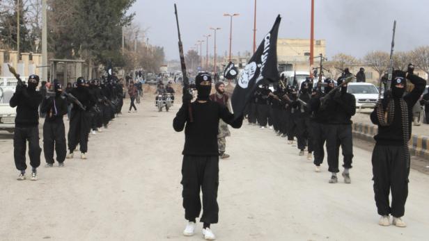 IS-Kämpfer paradieren in Syrien (Bild von 2014)