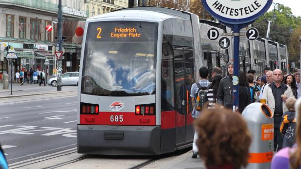 Eine Straßenbahn der Linie 2 fährt zum Friedrich-Engels-Platz.
