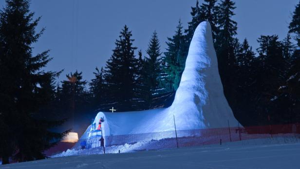 Eisige Andacht in der Schneekirche