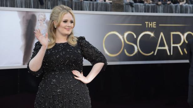 epa03599715 British singer Adele arrives for the 85th Academy Awards in Hollywood, California, USA, 24 February 2013. The Oscars are presented for outstanding individual or collective efforts in up to 24 categories in filmmaking. EPA/PAUL BUCK