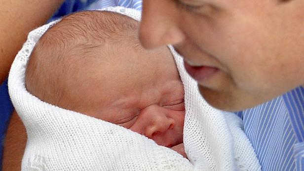 Britain&#039;s Prince William holds his baby son outside the Lindo Wing of St Mary&#039;s Hospital before leaving with Catherine, Duchess of Cambridge, in central London July 23, 2013. Kate gave birth to the couple&#039;s first child, who is third in line to the British throne, on Monday afternoon, ending weeks of feverish anticipation about the arrival of the royal baby. REUTERS/John Stillwell/POOL (BRITAIN - Tags: ROYALS ENTERTAINMENT HEALTH TPX IMAGES OF THE DAY)