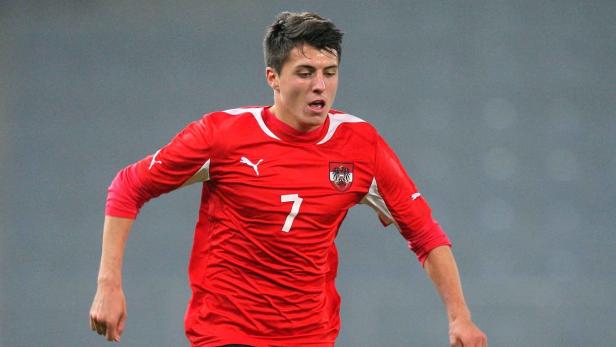 Ein österreichischer Fußballspieler in rotem Trikot mit der Nummer 7.