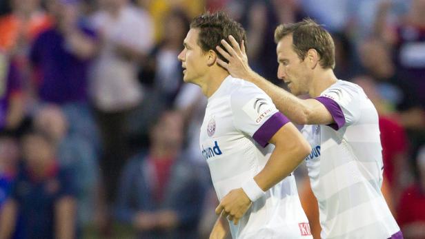 APA13679114-2 - 12072013 - OBERWART - ÖSTERREICH: ZU APA-TEXT SI - Jubel von Marko Stankovic und Tomas Jun (r.) (Austria) während der ersten Runde des ÖFB-Cup zwischen SV Oberwart und FK Austria Wien am Freitag, 12. Juli 2013, in Oberwart. APA-FOTO: ERWIN SCHERIAU