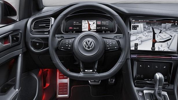 Das Interieur eines Volkswagen Golf mit Navigationssystem und roter Ambientebeleuchtung.