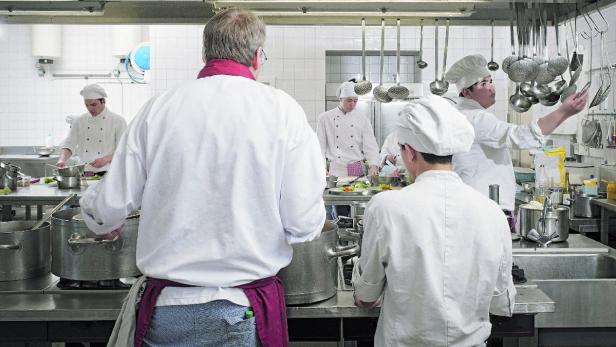 Darf ich auch schon mitkochen? Lehrlinge in der Gastronomie sind mit ihrer Ausbildung oft unzufrieden. Das liegt auch am Ausbildner