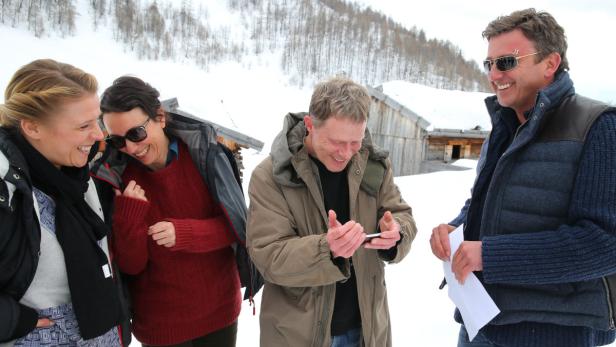 Das Jochtal in Südtirol ist neben Ellmau Schauplatz des &quot;Bergdoktor&quot;. Hans Sigl , Andreas Lust, Ursula Strauss und Franziska Weisz (v. re.) amüsieren sich am Set über ihr selbst kreiertes Handy-Video.