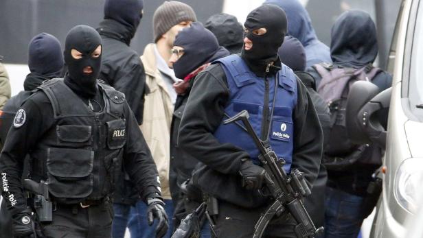 Spezialeinheiten der belgischen Polizei während einer Razzia am Montag in Brüssel: Einige der Attentäter von Paris waren polizeibekannt