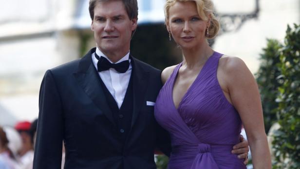 Actress Veronica Ferres and her partner Carsten Maschmeyer (R) arrive for the opening of the annual Bayreuth Wagner opera festival at the Gruener Huegel (Green Hill) in Bayreuth, July 25, 2013. This year the world famous festival celebrates the composer&#039;s 200th birthday. REUTERS/Michaela Rehle (GERMANY - Tags: ENTERTAINMENT POLITICS)