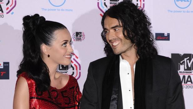 Katy Perry und Russell Brand auf dem roten Teppich der MTV Europe Music Awards 2010.