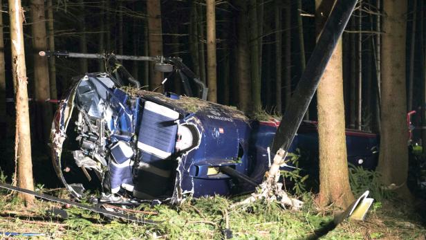 Der abgestürzte Helikopter in Kirchham im Bezirk Gmunden in Oberösterreich
