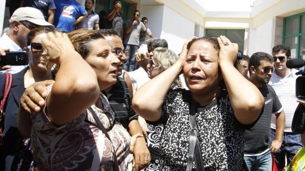 Family members of assassinated Tunisian opposition politician Mohamed Brahmi mourn in Tunis July 25, 2013. Brahmi was shot dead outside his home in Tunis on Thursday in the second such assassination this year, setting off violent protests against the Islamist-led government in the capital and elsewhere. REUTERS/Zoubeir Souissi (TUNISIA - Tags: CIVIL UNREST CRIME LAW POLITICS)