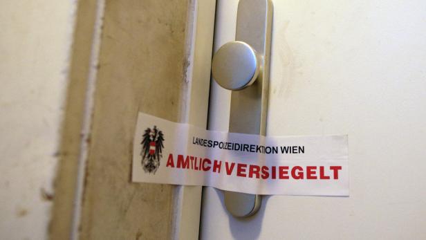 Die von der Polizei versiegelte Eingangstür der Wohnung in Wien-Meidling.