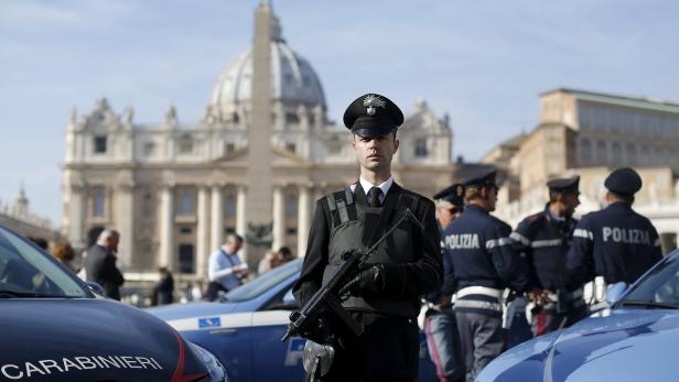 700 zusätzliche Militärpolizisten der Carabinieri gingen in Rom auf öffentlichen Plätzen in Stellung.