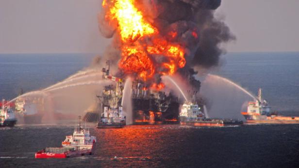 epa03801780 (FILE) A file picture released by the US Coast Guard on 22 April 2010 shows a fire aboard the mobile offshore drilling unit Deepwater Horizon, located in the Gulf of Mexico 52 miles southeast of Venice, Louisiana, USA. According to media reports, oilfield services firm Halliburton, which was the cement contractor on the ill-fated drilling project, agreed to a plea of guilty to a criminal charge of destroying evidence in the investigation of the April 2010 Deepwater Horizon oil well disaster in the Gulf of Mexico, the US Justice Department said 26 July 2013. EPA/US COAST GUARD / HANDOUT HANDOUT EDITORIAL USE ONLY *** Local Caption *** 50649756