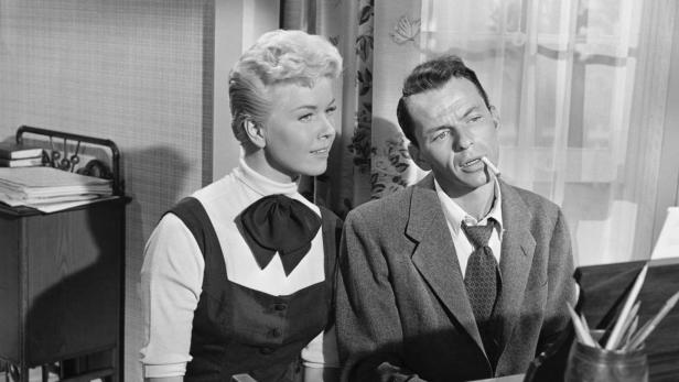 Doris Day und Frank Sinatra in einer Szene aus dem Film „Julie“.