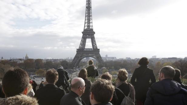 Tränen und Trauer in Paris: Mit einer Schweigeminute wurde der Opfer der Anschläge gedacht.