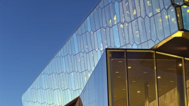 Die Fassade des Konzerthauses Harpa in Reykjavik besteht aus zahlreichen Glaspaneelen.