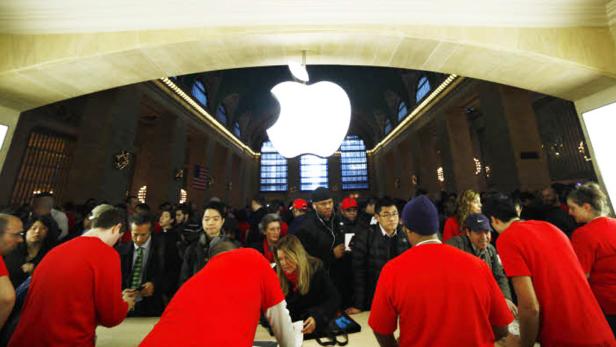 Rekorde und Verluste Apple setzte mit dem iPad 2 und dem iPhone 4S heuer vor allem auf die Verbesserung von Bewährtem und blickt auf das erfolgreichste Jahr der Firmengeschichte zurück. Im August überholte der Konzern kurzzeitig Exxon Mobile als wertvollstes börsennotiertes Unternehmen der Welt. Überschattet wurde der Erfolgslauf durch den Tod von Firmengründer Steve Jobs am 5. Oktober.